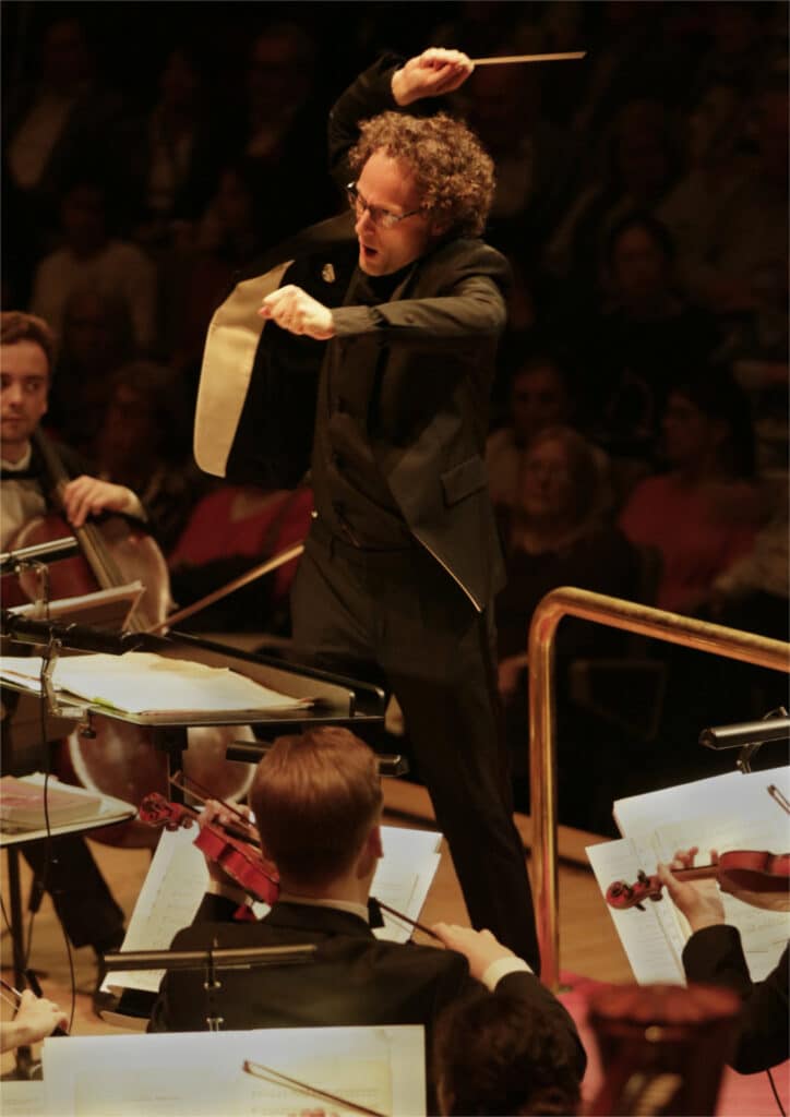Toby Purser conducting